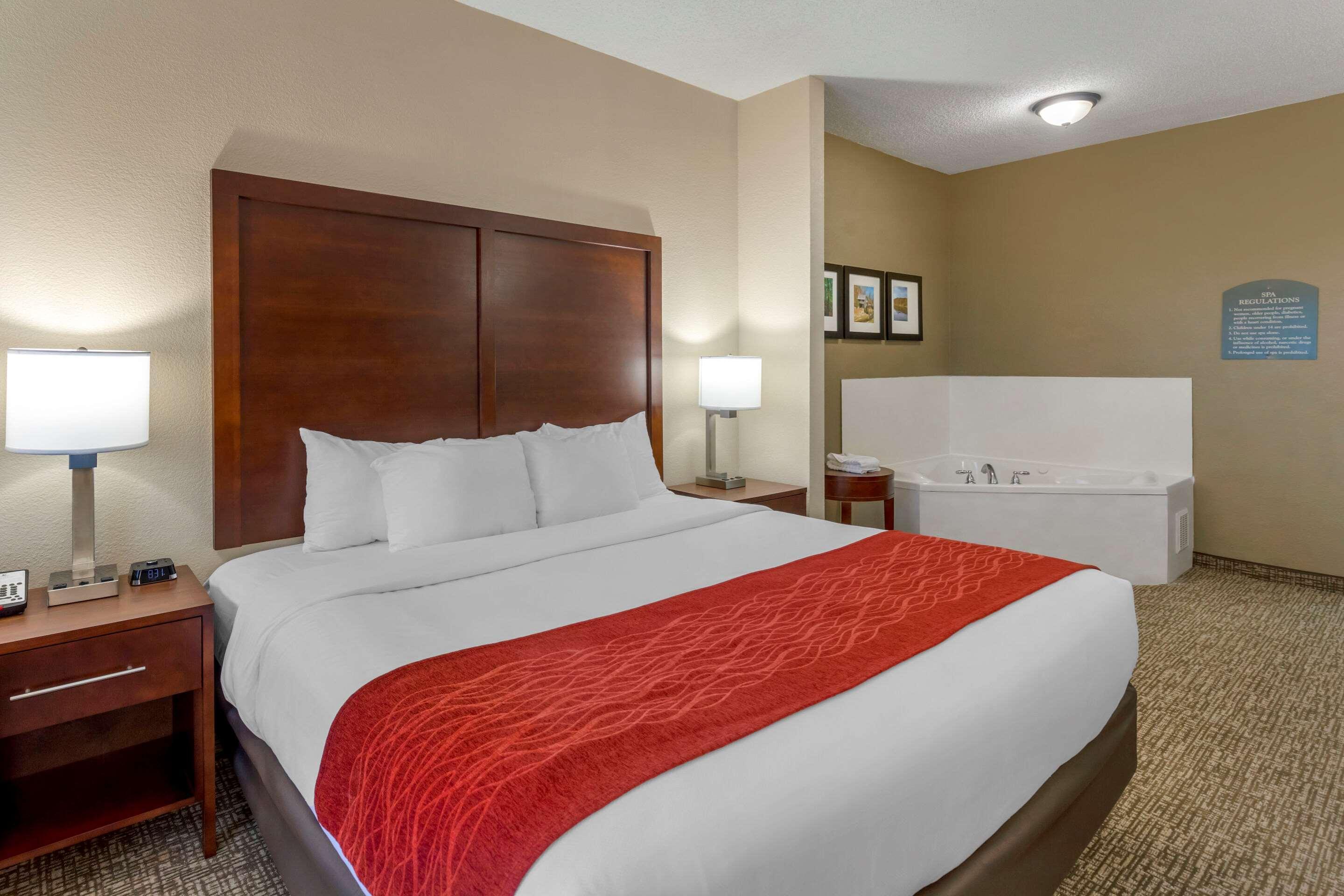 Comfort & Inn Suites Кантон Екстериор снимка