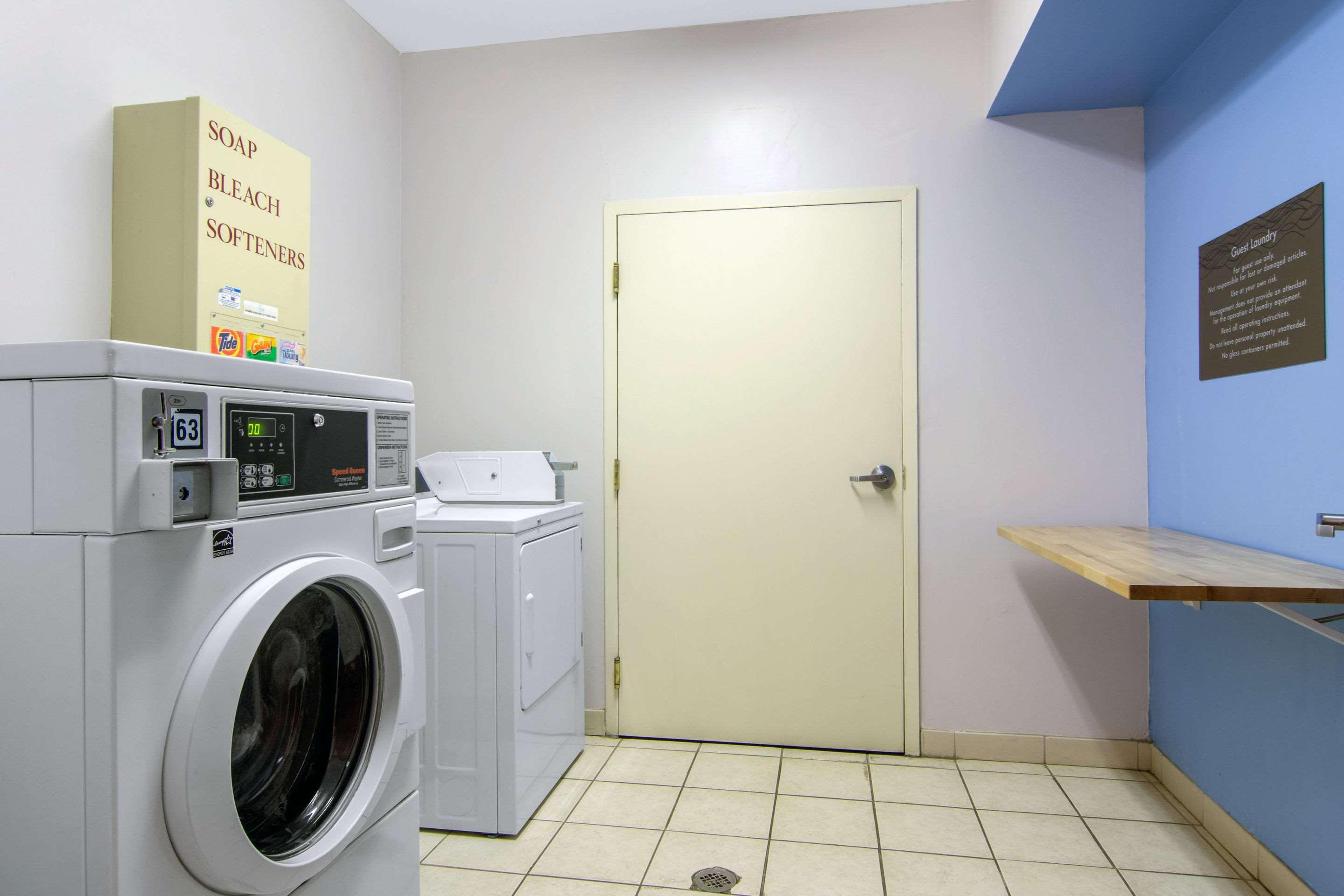 Comfort & Inn Suites Кантон Екстериор снимка
