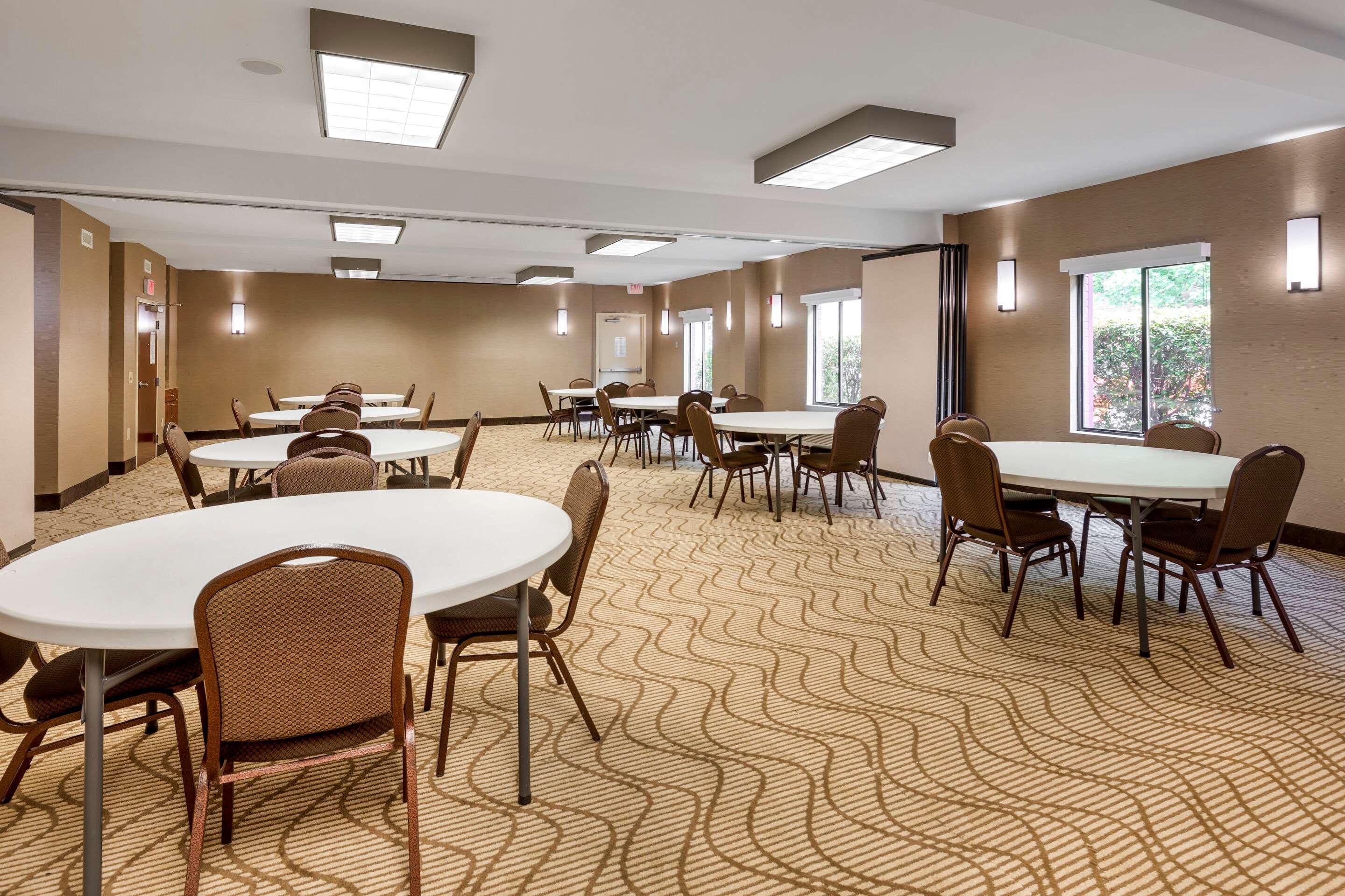 Comfort & Inn Suites Кантон Екстериор снимка