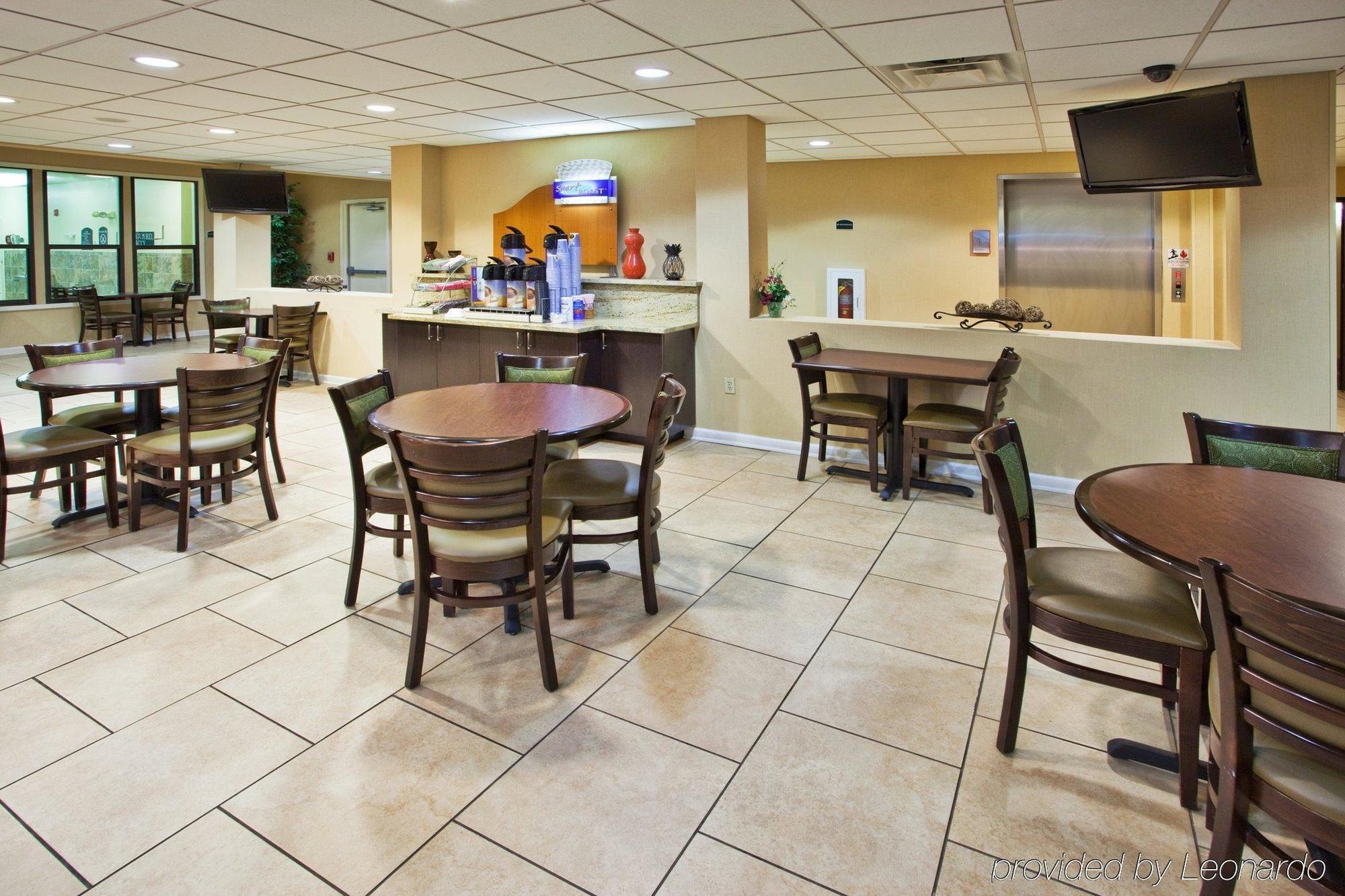 Comfort & Inn Suites Кантон Ресторант снимка